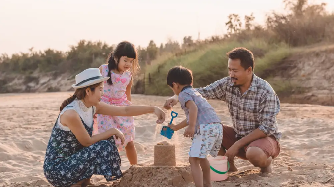 Membawa anak berlibur saat momen libur sekolah akan jadi memori yang menyenangkan. Baca di sini tips liburan hemat bawa anak saat libur sekolah!