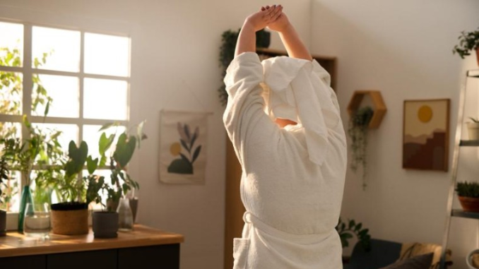 Temukan cara praktis dan efektif menikmati self care di rumah tanpa harus ke spa mahal. Perawatan diri yang menyegarkan dengan biaya terjangkau!