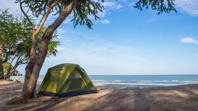 Tempat camping tidak hanya di hutan atau pegunungan, camping di pantai tidak kalah seru. Dimana tempat camping di pantai yang seru? Berikut rekomendasinya. 