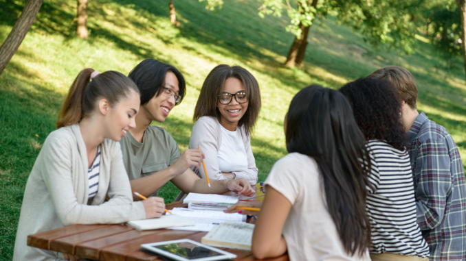 Panduan produktivitas mahasiswa berisi strategi fokus, manajemen waktu, dan keseimbangan hidup agar kuliah lebih terarah dan cepat lulus tepat waktu.