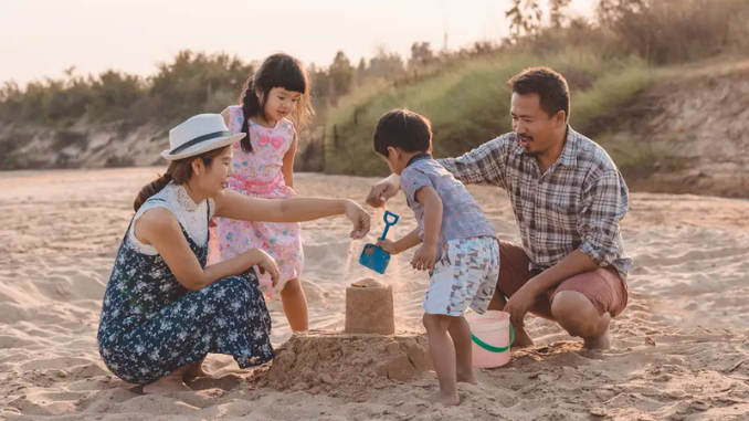 Ikuti tips liburan keluarga tetap asik dan menyenangkan meski cuaca sedang buruk. Anak happy, orang tua lebih tenang! Persiapan yang matang adalah kunci utama.